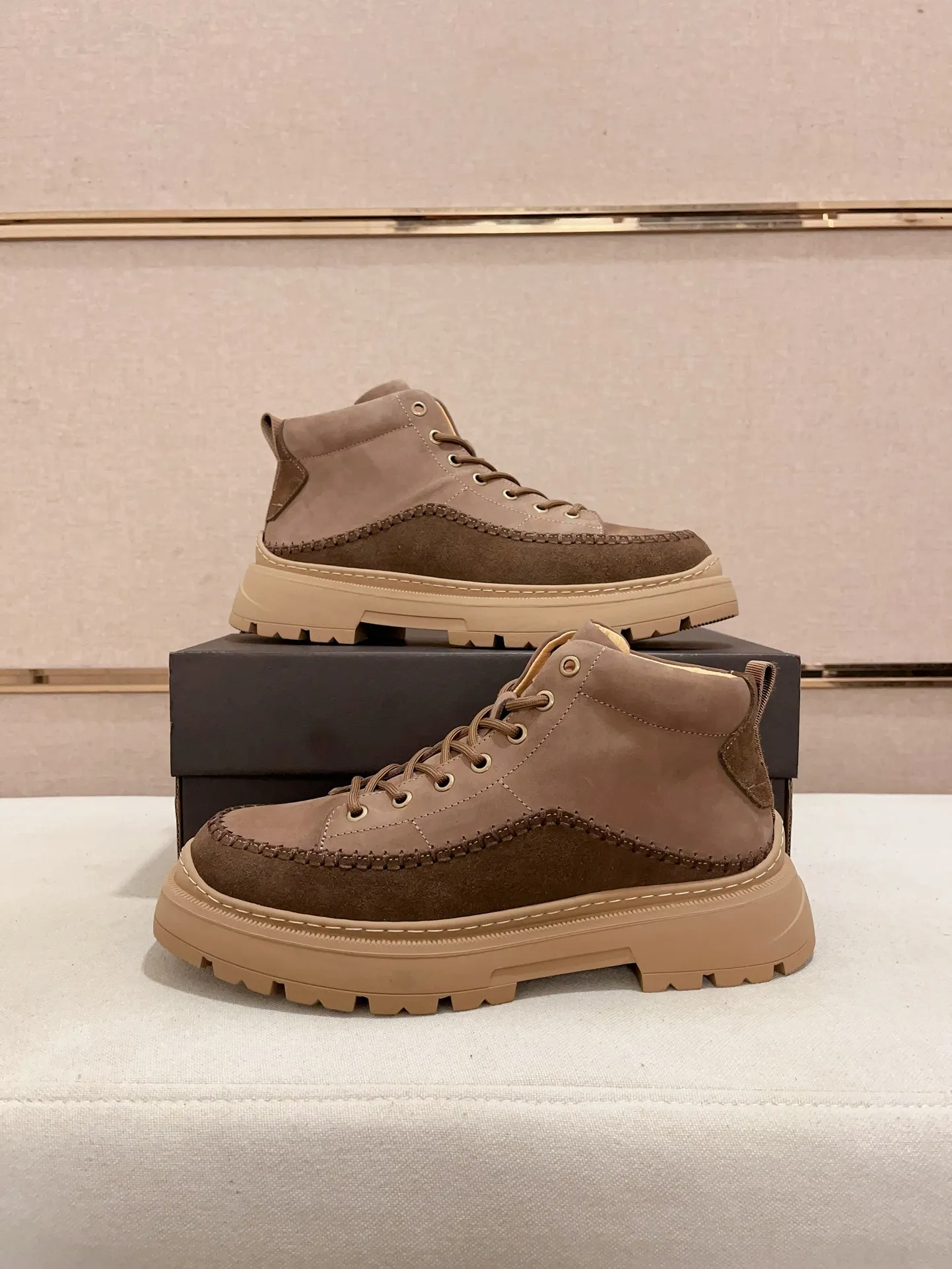 Factory price: 760💰North American men's shoes Ugg ☃️In the special sale of new high-quality men's shoes snow boots in autumn and winter, the nemesis of extreme cold weather! Made of cowhide leather, merino wool lining, and original outsole, whether driving, outdoor or daily wear, there is always one that suits you! Code number 39-44